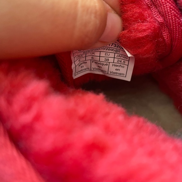 UGG neumel red boots size 6 women’s - Picture 5 of 9